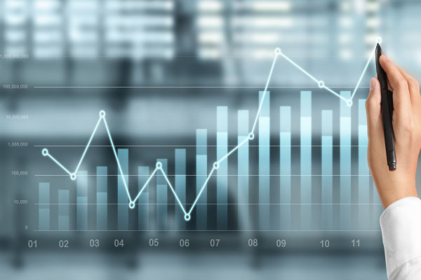 Na tvorbě webových stránek pracuje paní s notebookem
